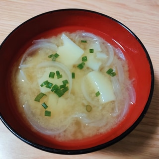 玉ねぎとじゃがいもと小ねぎの味噌汁